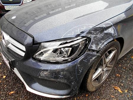 Разбитая фара и поврежденное крыло автомобиля Mercedes C
